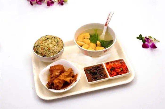 一碗菜饭里的地方风物与餐饮管理之道